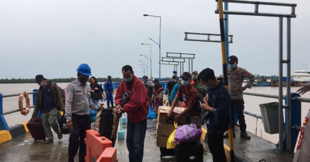 Menjelang natal hingga hari ini, Selasa (29/12) di pelabuhan Roro, terjadi peningkatan sejumlah kendaraan muatan barang dan penumpang turun dari Kapal KMP Satria Pratama yang tiba dari Batam. 