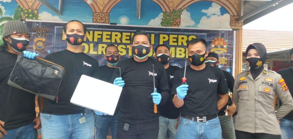 Barang bukti berupa obeng yang digunakan pelaku untuk membobol rumah korbannya beserta laptor curian turut diamankan petugas.
