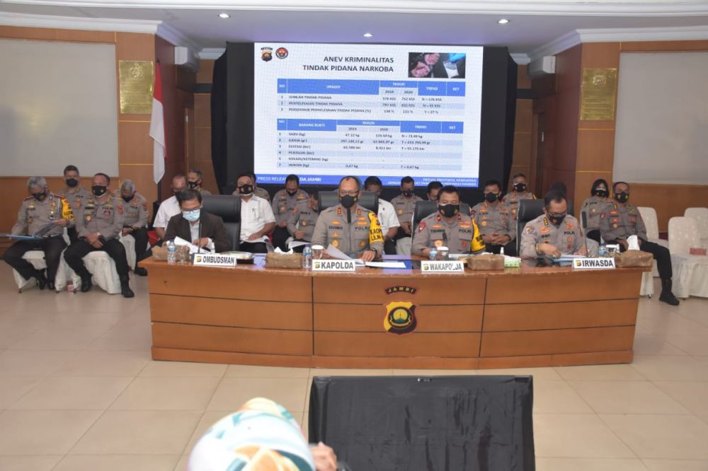 Kapolda Jambi, Irjen A. Rachmat Wibowo bersama jajaran saat ekspose kasus narkotika selama tahun 2020 di Mapolda Jambi