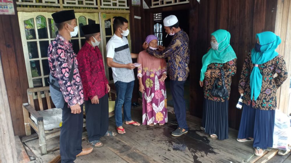Pemdes Teluk Majelis Bagikan Ribuan Masker Kepada Masyarakat.