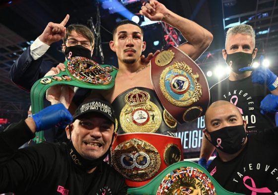 Petinju Amerika Serikat Teofimo Lopez menjadi juara dunia sejati kelas ringan. Pada 18 Oktober 2020, dia mengalahkan Vasyl Lomachenko.