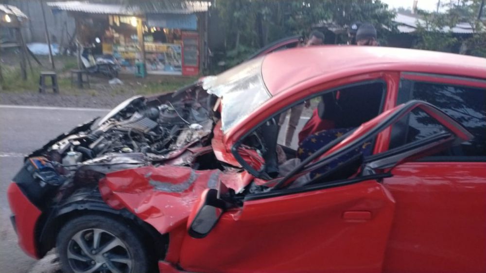Minibus Daihatsu yang menabrak Truk Tangki Fuso yang sedang parkir terlihar hancur, mengakibatkan satu penumpang, bayi berusia 6 bulan meninggal dunia.