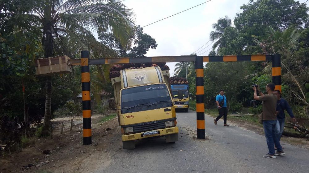 Truk besar saat melintasi fortal di Kecamatan Pelepat Ilir. Dampaknya, jalan yang mestinya dilewati kendaraan kecil ini menjadi rusak.