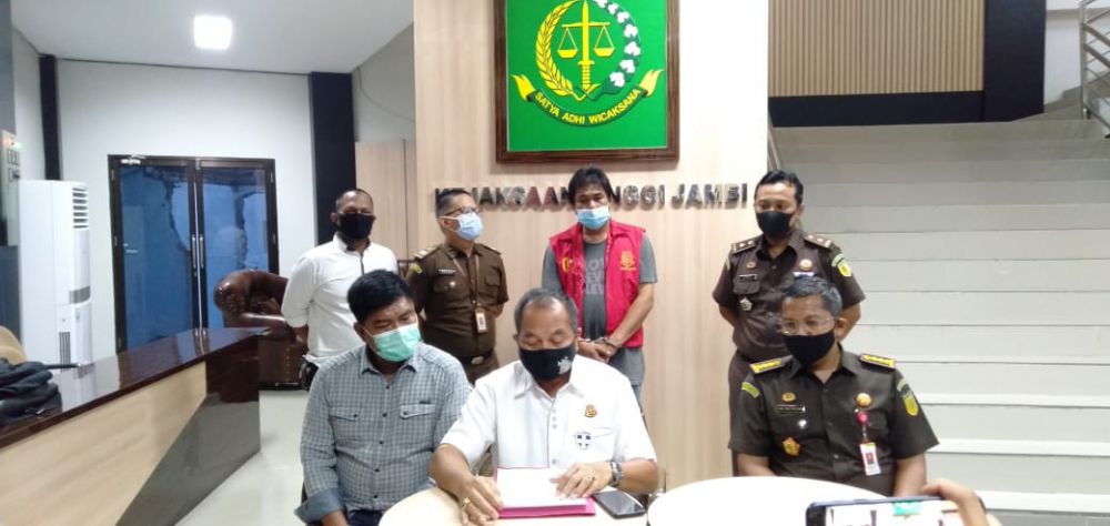 Tersangka kasus korupsi pembangunan Auditorium UIN STS Jambi yang diamankan beberapa waktu lalu. Pihak Kejati Jambi akan segera melimpahkan berkas kasusnya.


