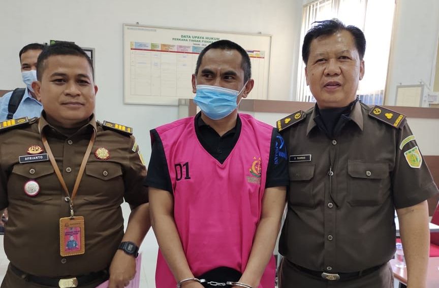 Penyidik Polres Kerinci saat melimpahkan berkas kasus korupsi yang menyeret Kades Koto Dua Baru, Kecamatan Air Hangat Barat, Kerinci ke Kejaksaan Negeri Sungai Penuh