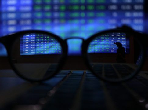 Layar menampilkan pergerakan perdagangan saham di Gedung Bursa Efek Indonesia (BEI), Jakarta, Selasa (24/11). Indeks Harga Saham Gabungan (IHSG) pada perdagangan Selasa (24/11) ditutup pada sesi pertama di zona hijau, terapresiasi 0,64% di level 5.688,75 setelah investor optimis karena transisi presiden Amerika Serikat mulai menunjukkan jalan terang. Data perdagangan mencatat, investor asing melakukan aksi jual bersih atau net sell sebanyak Rp100 miliar di pasar reguler hari ini dengan nilai transaksi hari ini menyentuh Rp 8,1 triliun. (Issak Ramdhani / Fajar Indonesia Network)