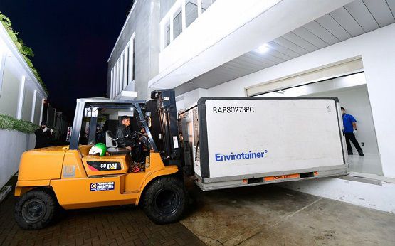 Vaksin Covid-19 tiba di Bandung. Foto: Biro Pers Sekretariat Presiden