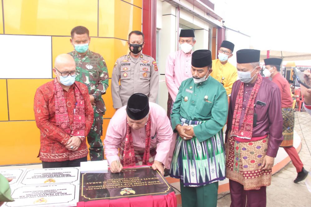 Bupati Tanjabbar H. Safrial saat meresmikan Proyek-proyek dan Bank Jambi KCP Tebing Tinggi 