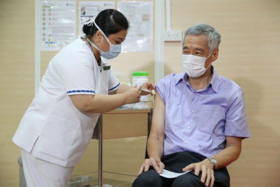 Perdana Menteri Singapura Lee Hsien Loong menerima suntikan pertama vaksin Covid-19 produksi Pfizer-BioNTech pada Jumat (8/1). (Yahoo Movies)