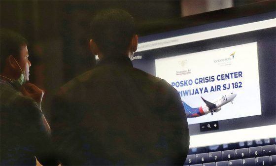 Suasana Posko Crisis Center Sriwija Air di Terminal 2D Bandara Soekarno-Hatta, Tangerang, Sabtu (9/1).