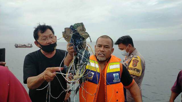 Temuan petugas dan warga yang diduga kuat serpihan pesawat Sriwijaya Air. 