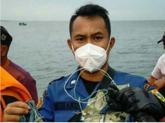 Tim gabungan pencarian dan pertolongan insiden Sriwijaya Air SJ 182 menemukan serpihan pesawat di perairan Kepulauan Seribu, Sabtu (9/1). (@humasjakfire/Instagram)
