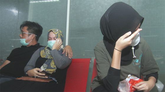 Keluarga penumpang Sriwijaya Air menunggu kabar di Bandara Supadio, Pontianak, kemarin. 