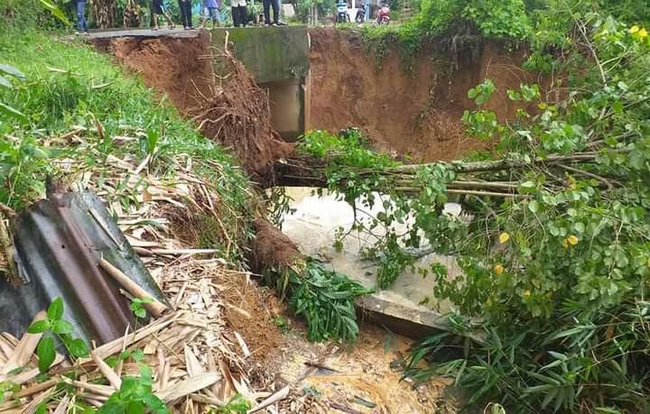 Akses penghubung warga dari RT 07, RT 18, dan 08 menjadi terganggu, akibat box culvert di Kelurahan Sungai Pinang amblas.