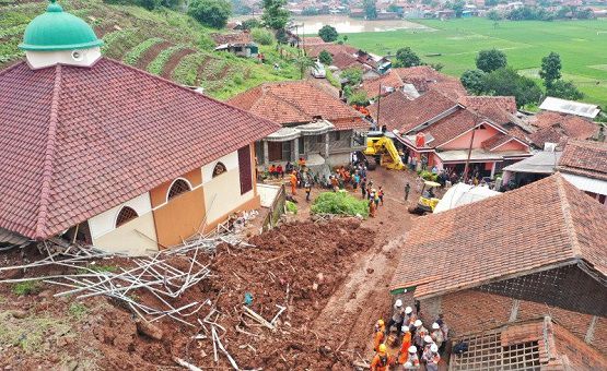 Material longsor yang menimbun permukiman warga di Desa Cihanjuang, Kecamatan Cimanggung, Kabupaten Sumedang. Foto: ANTARA/Bagus Ahmad Rizaldi