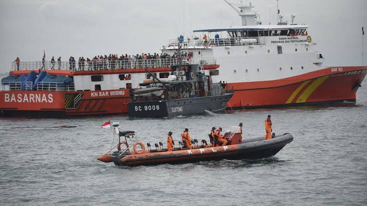Ilustrasi pencarian pesawat Sriwijaya Air SJ 182 yang jatuh di perairan Kepulauan Seribu pada Sabtu (9/1). (Issak Ramdhani/Fajar Indonesia Network)