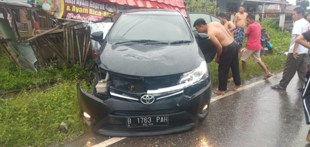 Bagian depan mobil Vios B 1763 PAH tampak hancur usai menabrak motor Yamaha Xeon Tanpa TNKB. Beruntung tidak ada korban jiwa dalam kejadian tersebut.