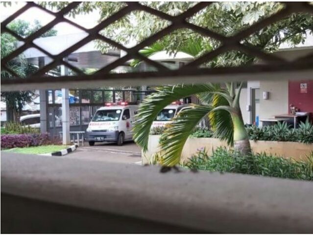 Dua mobil ambulans yang ditengarai menjemput lima tahanan Komisi Pemberantasan Korupsi (KPK) di Rutan Cabang KPK Gedung Merah Putih, Kuningan, Jakarta, Rabu (13/1). Kelima tahanan itu terkonfirmasi positif Covid-19 berdasarkan hasil tes swab PCR yang dilakukan pada Senin (11/1). Para tahanan akan dilarikan ke RSD Wisma Atlet, Kemayoran, Jakarta, untuk menjalani perawatan dan isolasi mandiri. (Istimewa)