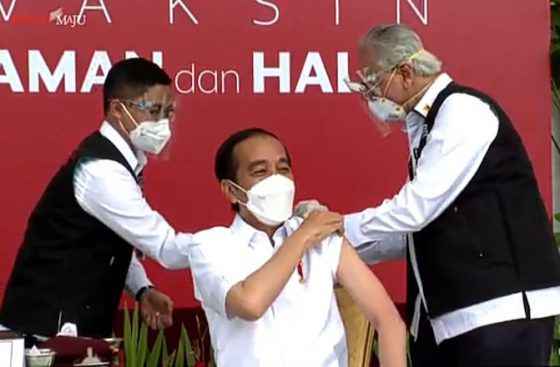 Presiden Joko Widodo (Jokowi) menjadi orang pertama di pemerintahan yang disuntikan vaksin Covid-19 pertama kali pada Rabu (13/1). Penyuntikan vaksin Covid-19 ini dilakukan di Istana Merdeka.