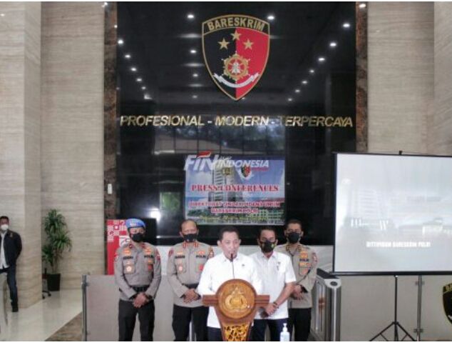 Kabareskrim Komjen Listyo Sigit Prabowo saat memberikan keterangan kepada media di gedung Bareskrim Polri, Jakarta, Selasa (15/12). Bareskrim Polri saat ini berfokus menangani proses penyidikan penyerangan petugas oleh diduga laskar Front Pembela Islam (FPI). Namun Bareskrim tetap menerima masukan lain terkait penuntasan insiden tersebut. (Issak Ramdhani/Fajar Indonesia Network)