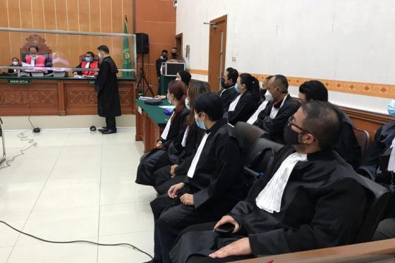 TAK CUKUP SATU: Sebanyak 13 pengacara bertindak sebagai kuasa hukum pelaku penganiayaan dan pembunuhan, John Kei di Pengadilan Negeri Jakarta Barat, Rabu (13/1/2021). Total, John Kei memiliki 24 pengacara yang mendapinginya untuk menghadapi dakwaan pembunuhan dan penganiayaan yang menjeratnya.