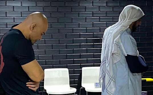 Syekh Ali Jaber saat menjadi imam salat Deddy Corbuzier. Foto Instagram deddycorbuzier