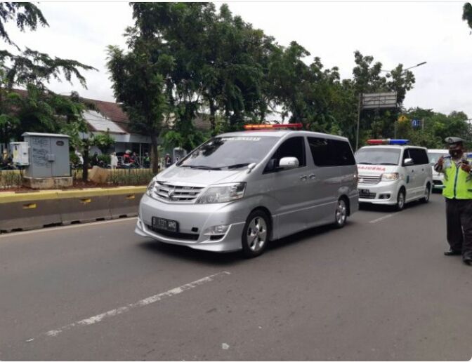 PANUTAN: Jenazah almarhum Syekh Ali Jaber tiba di rumah duka yang berlokasi di Perumahan Taman Berdikari Sentosa, Rawamangun, Jakarta Timur, pada Kamis (14/1), pukul 14.15. (Muhammad Ridwan/JawaPos.com)