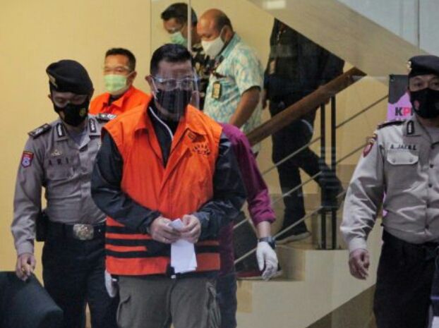 Menteri Sosial Juliari P Batubara memakai rompi oranye seusai menjalani pemeriksaan di Gedung Merah Putih KPK, Jakarta, Minggu (6/12). KPK resmi menetapkan Juliari sebagai tersangka menahannya dalam kasus dugaan tindak pidana korupsi terkait bantuan sosial (bansos) Covid-19. (Issak Ramdhani/Fajar Indonesia Network)