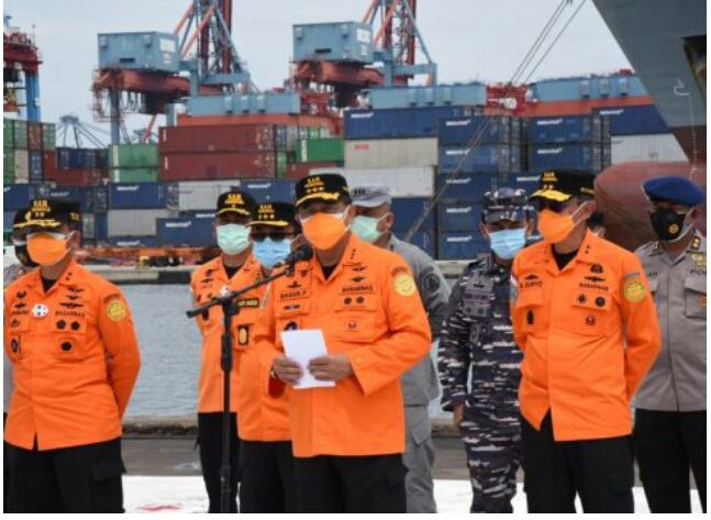 Kepala Basarnas Marsdya TNI (Purn) Bagus Puruhito menyampaikan perpanjangan masa operasi SAR jatuhnya Sriwijaya Air SJ 182 hingga Senin (18/1) dalam konferensi pers di Posko Terpadu JICT 2 Tanjung Priok, Jakarta, Jumat (15/1). (Istimewa)