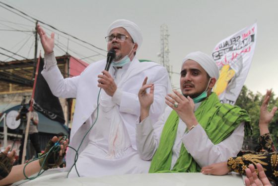 Pemimpin Organisasi Masyarakat (ormas) Front Pembela Islam (FPI) Habib Rizieq Shihab menyapa para pendukungnya saat tiba di Terminal 3, Bandara Soekarno-Hatta, Tangerang, Banten, Selasa (Pemimpin Organisasi Masyarakat (ormas) Front Pembela Islam (FPI) Habib Rizieq Shihab menyapa para pendukungnya saat tiba di Terminal 3, Bandara Soekarno-Hatta, Tangerang, Banten, Selasa (10/11/2020)