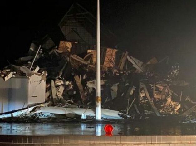 Kantor Gubernur Sulbar ambruk akibat gempa. (Istimewa)