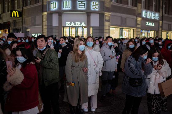Warga Tiongkok dalam sebuah event dengan menerapkan protokol kesehatan. Tiongkok mengalami lonjakan kasus baru Covid-19.
