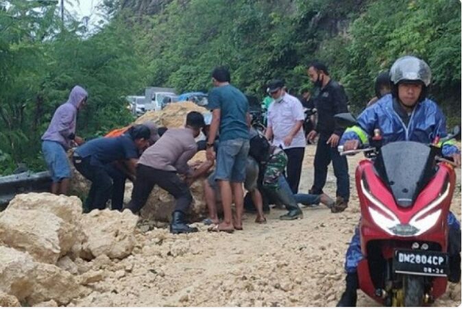 Gempa menyebabkan tanah longsor di bagian jalur trans Sulawesi di Desa Onang, Kecamatan Tubo, Kabupaten Majene, Sulawesi Barat, pada Kamis (14/1/2021). Foto: ANTARA/M Faisal Hanapi