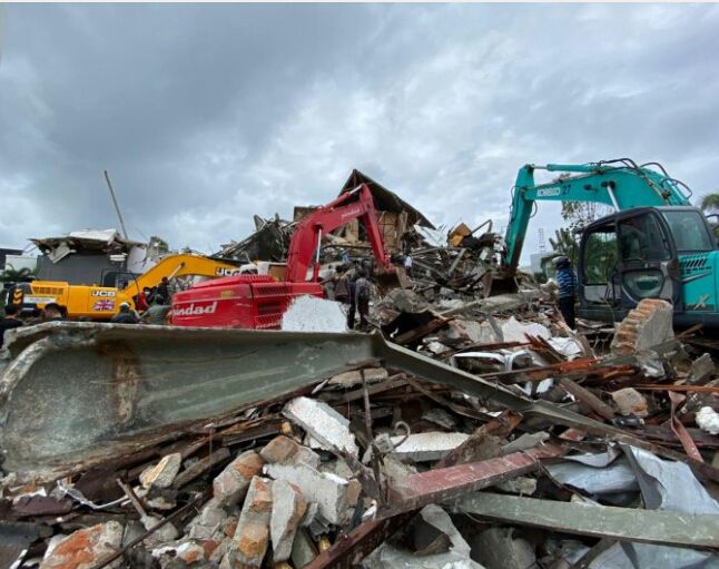 Petugas sedang melakukan evakuasi korban gempa di Mamuju. (IST)