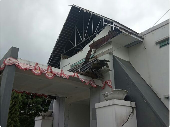 Bekas gempa yang membuat gedung pemerintahan rusak sejak Jumat kemarin Area lampiran