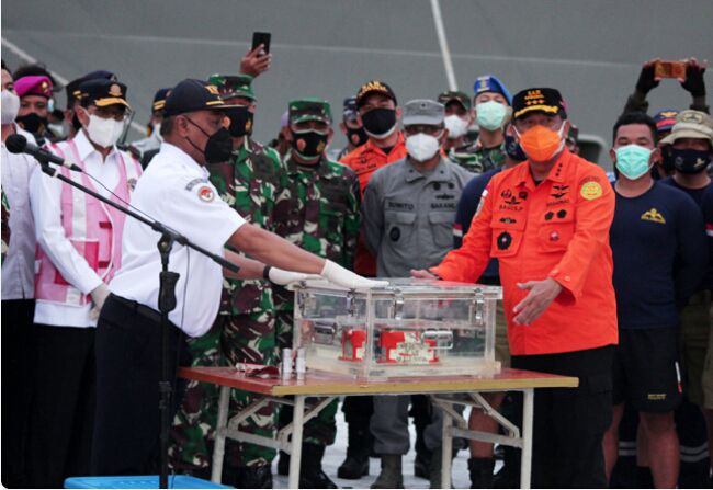 Kotak hitam (black box) FDR pesawat Sriwijaya Air dengan nomor penerbangan SJ182 Jakarta - Pontianak diperlihatkan di Dermaga JICT, Tanjung Priok, Jakarta, Selasa (12/1/2021). Kotak hitam jenis FDR (Flight Data Recorder) selanjutnya akan dibawa ke laboratorium KNKT untuk dilakukan investisigasi lebih lanjut. (Dery Ridwansah/ JawaPos.com)