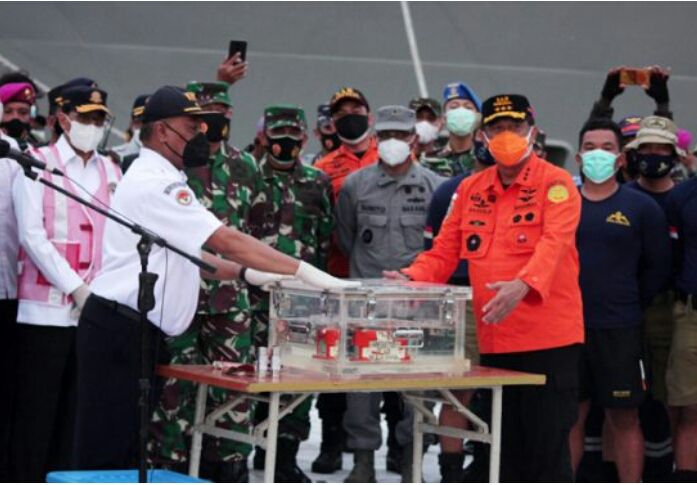 Kotak hitam (black box) FDR pesawat Sriwijaya Air dengan nomor penerbangan SJ182 Jakarta - Pontianak diperlihatkan di Dermaga JICT, Tanjung Priok, Jakarta, Selasa (12/1/2021). Kotak hitam jenis FDR (Flight Data Recorder) selanjutnya akan dibawa ke laboratorium KNKT untuk dilakukan investisigasi lebih lanjut. (Dery Ridwansah/ JawaPos.com)