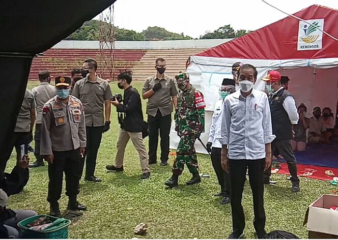 Presiden Jokowi saat meninjau camp pengungsian di Stadion Manakarra, Mamuju. (Ishak/fajar.co.id)