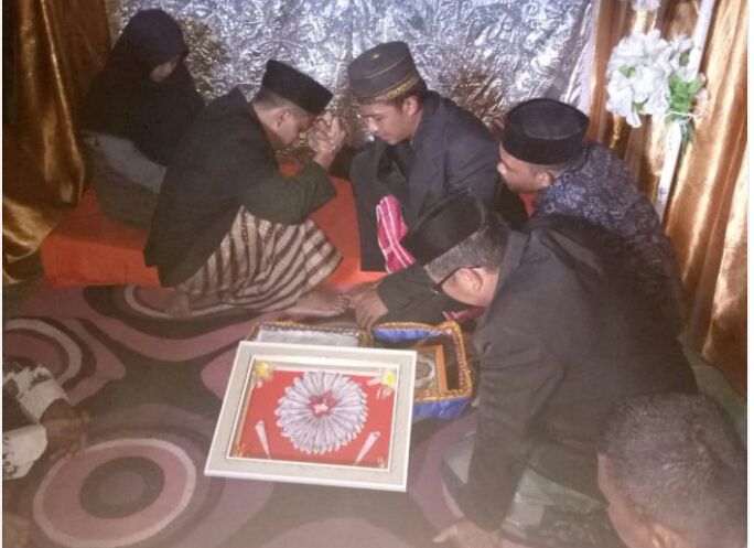 Praka Ahriadi (pakai songkok recca) saat ijab kabul.