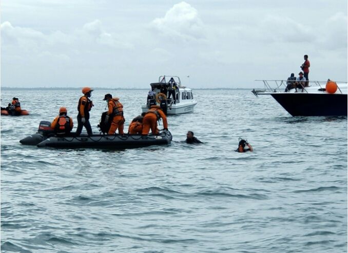 Suasana pencarian korban. ILUSTRASI