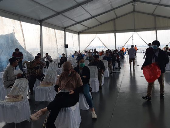 Keluarga korban naik Kapal KRI Semarang untuk ke lokasi jatuhnya pesawat Sriwijaya Air SJ-182 rute Jakarta-Pontianak di perairan Kepulauan Seribu, Jumat (22/1).