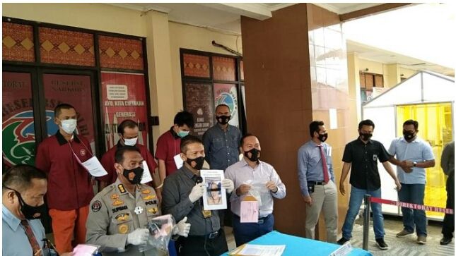 Dir Resnarkoba Polda Sumsel Kombes Pol Heri Istu Hariono SSI melakukan press release penangkapan pengedar narkoba di Mapolda Sumsel, Kamis (21/1). Foto Dian Palpos