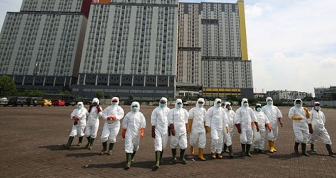 Petugas PMI menyiapkan alat penyemprotan cairan disinfektan pada Wisma Atlet di Kemayoran, Jakarta, Sabtu (21/3/2020). HARITSAH ALMUDATSIR/JAWA POS