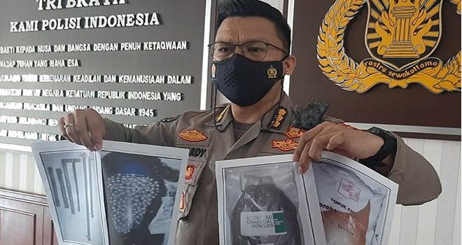 Kepala Bidang Humas Polda Aceh Kombespol Winardy memperlihatkan foto barang bukti penangkapan terduga teroris di Mapolda Aceh di Banda Aceh, Sabtu (23/1). (M. Haris S.A./Antara)