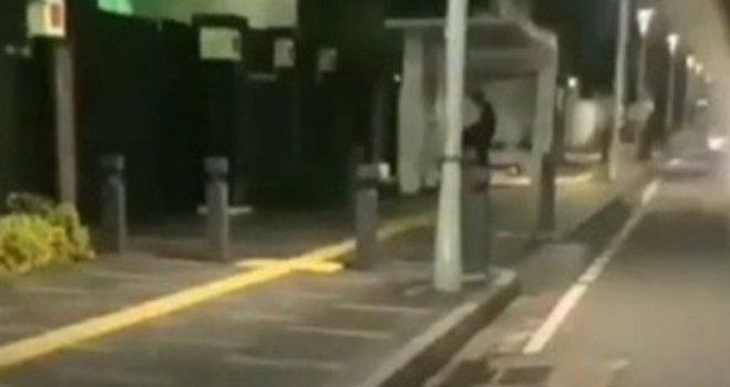 Tangkapan layar video yang menampilkan sepasang pemuda melakukan tindakan asusila di halte bus Senen, Jakarta Pusat. (Istimewa)