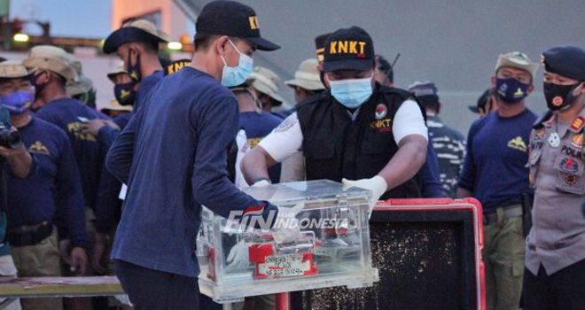 Black Box Sriwijaya Air SJ-182 Berhasil Ditemukan. FOTO : Issak Ramdhani / Fajar Indonesia Network

