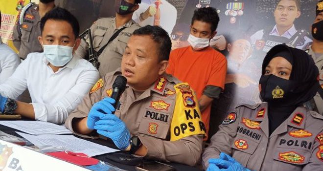 Kapolresta Mataram Kombes Pol Heri Wahyudi (kedua kanan) didampingi Kasat Reskrim Kompol Kadek Adi Budi Astawa (kedua kiri) menunjukkan tersangka dan barang bukti penganiayaan di Mapolresta Mataram, NTB, Senin (25/1/2021). (ANTARA/Dhimas B.P.)