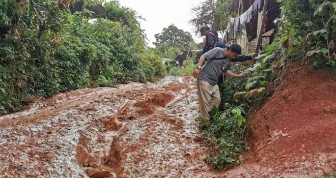 Sejumlah relawan tidak hentinya membawa bantuan ke daerah pelosok di Kabupaten Mamuju, pasca diguncang gempa 6,2 magnitudo.