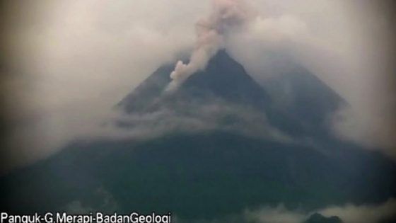 Gunung Merapi terpantau memuntahkan awan panas, Senin sore (25/1) tepatnya 17.11. Berdasarkan data laporan BPPTKG, awan panas guguran meluncur sejauh 1,2 kilometer. Tepatnya menuju hulu Kali Krasak dan Kali Boyong.