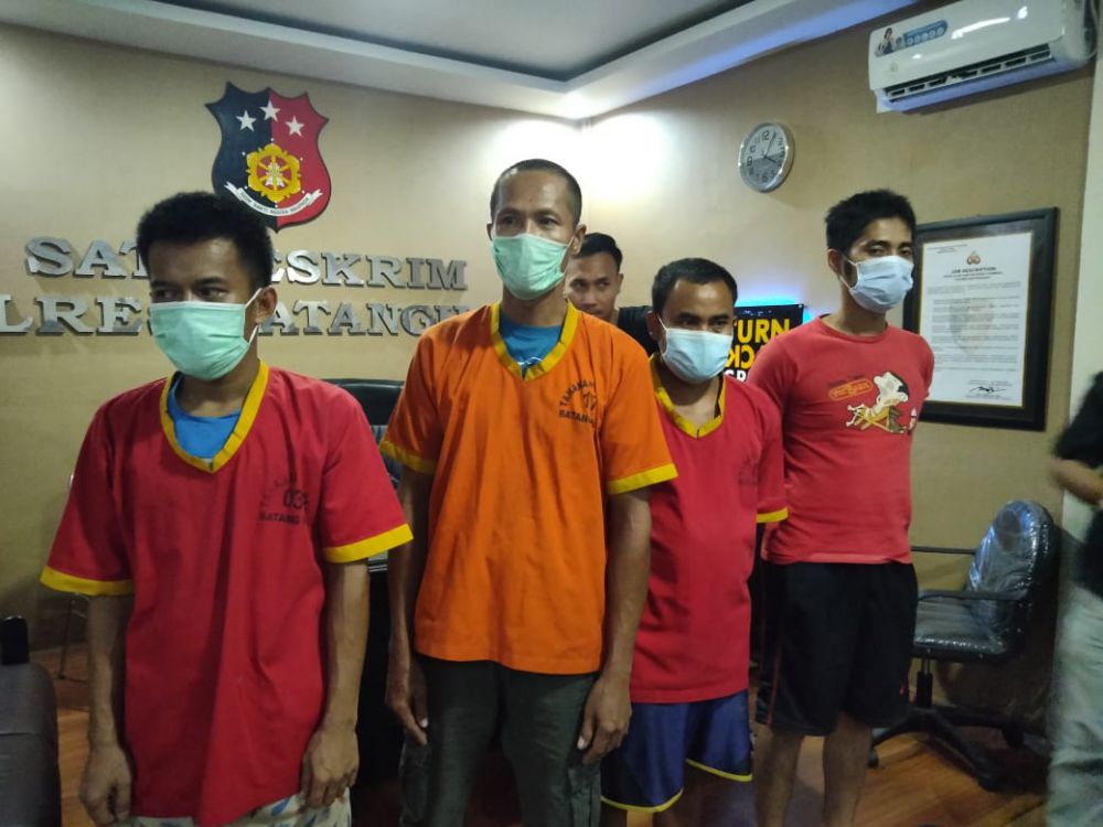 Empat pelaku illegal loging yang berhasil diringkus petugas. Dari tangan tersangka diamankan sejumlah kayu tanpa dokumen yang sah.